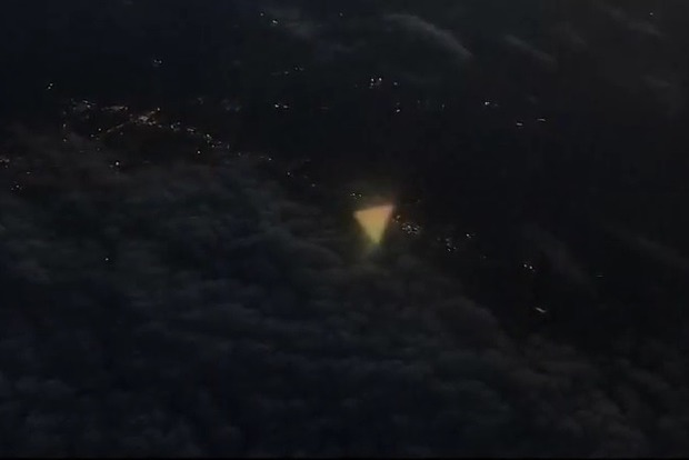 Из окна самолета в Техасе сняли треугольный НЛО