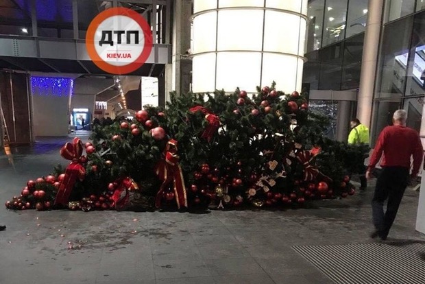 В аэропорту Борисполя рухнула новогодняя елка