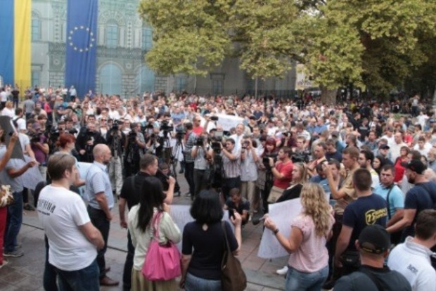 Протестующие в Одессе прорываются в здание горсовета