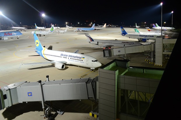 ﻿У харківському аеропорту з літака терміново евакуювали 128 пасажирів