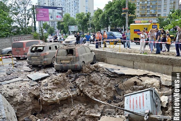 Камеры наблюдения сняли момент прорыва трубопровода в Киеве