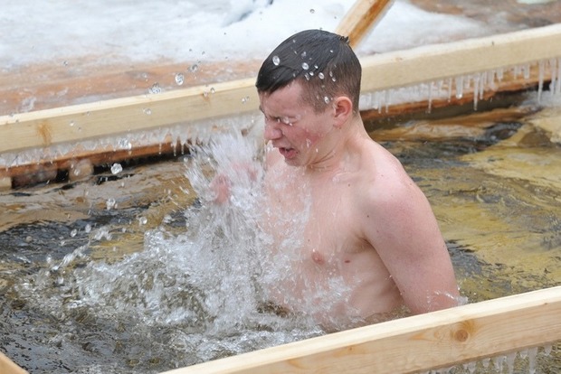 Как прыжок с тарзанки: эксперт - о крещенских купаниях в ледяной воде
