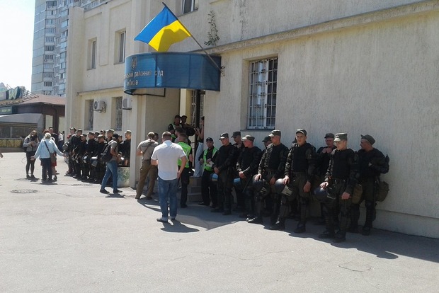 Суд избирает меру пресечения трем задержанным за погромы ларьков кавказцев в Киеве