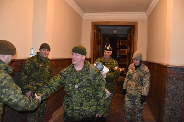 На учения в Украину прибыли 50 военных из Канады
