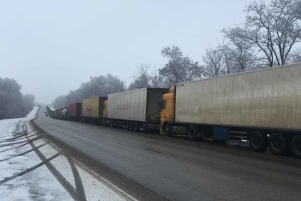 На границе с Россией скопилось более 100 грузовиков