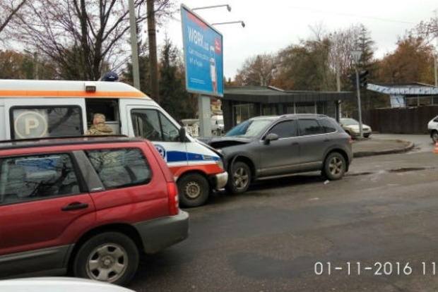 Автомобиль «скорой» с военными столкнулся с легковушкой в Харькове