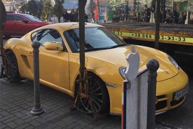 Герой парковки в Киеве: на Майдане эвакуатор не пожалел Porsche