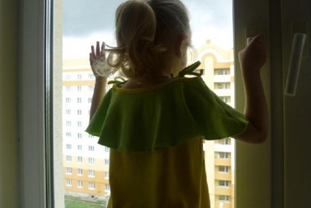 Маленькая девочка выпала из окна высотки в Киеве