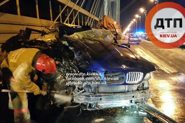 У Києві водій BMW на повному ходу влетів у вантажівку, є загиблі