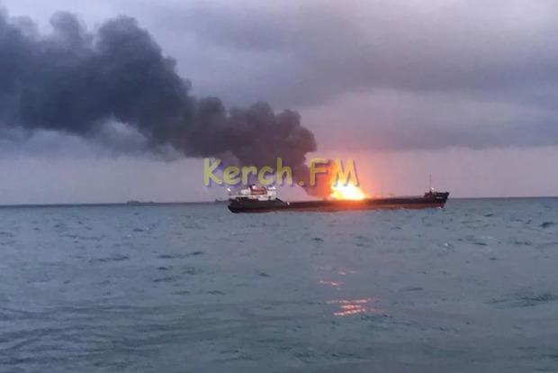 В Керченском проливе полыхают два корабля: есть жертвы