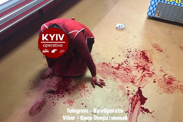 Магазин залит кровью: жестокое нападение произошло в Киеве 18+