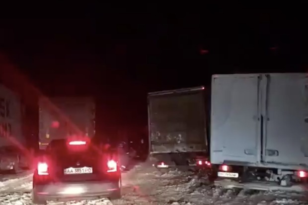 Через негоду 800 вантажівок застрягли на трасі Київ-Одеса