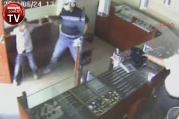 В Турции 12-летний каратист прогнал из магазина вооруженного грабителя