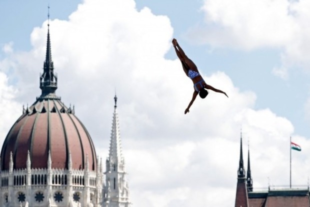У Будапешті на тлі парламенту проходять змагання зі стрибків у воду з екстремальної висоти
