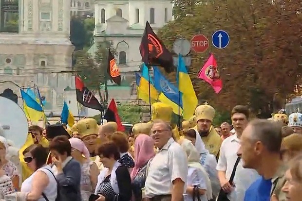 На крестном ходу Киевского патриархата верующих и духовенство не разделяли ограждениями