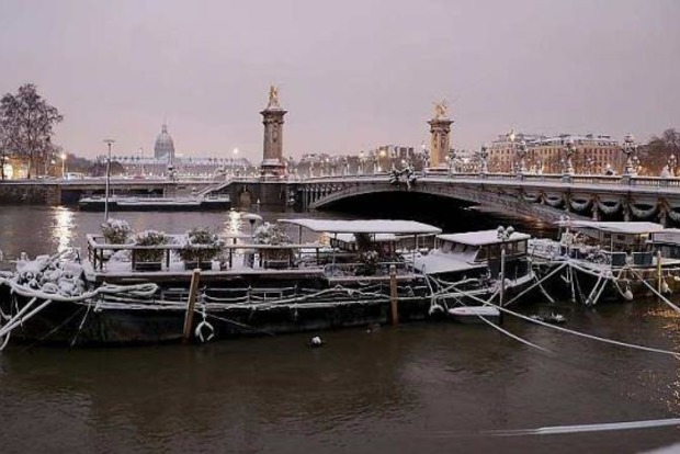 В Париже затонула знаменитая жилая баржа «Луиза Катерина»