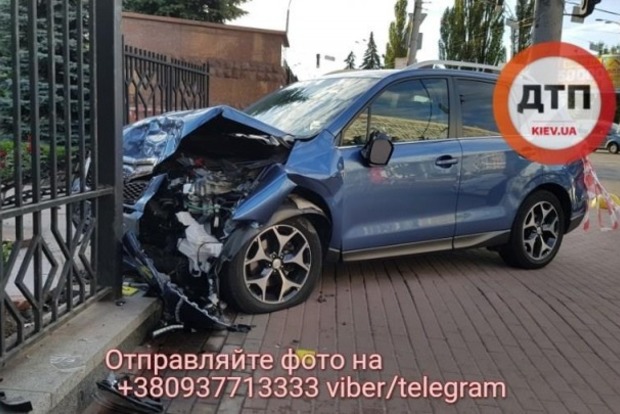 В Киеве автомобиль сбил двух людей и разнес забор Апелляционного суда