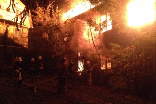 Видео пожара в санатории Одессы: здание сгорело, крыша обрушилась