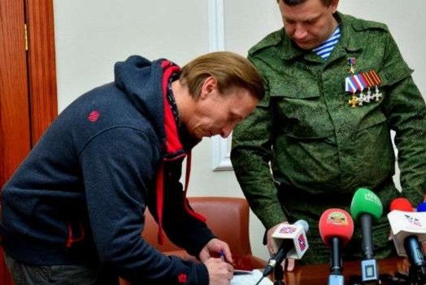 Опубліковано відео, як одіозний Охлобистін отримав «паспорт» бойовиків «ДНР»