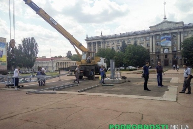 В центре Николаева на месте памятника Ленину устанавливают огромную солнечную батарею