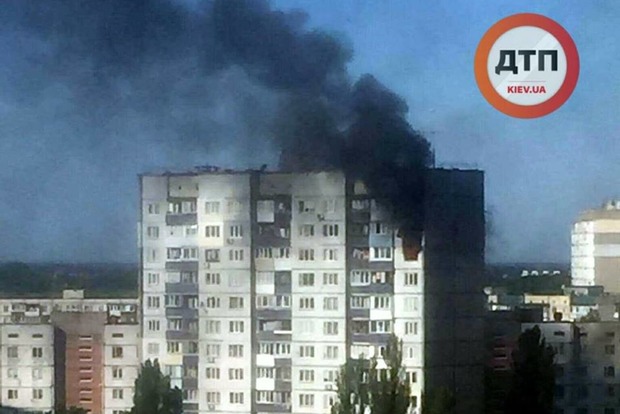 Пожар на Теремках в Киеве: в небо поднялся черный столб дыма