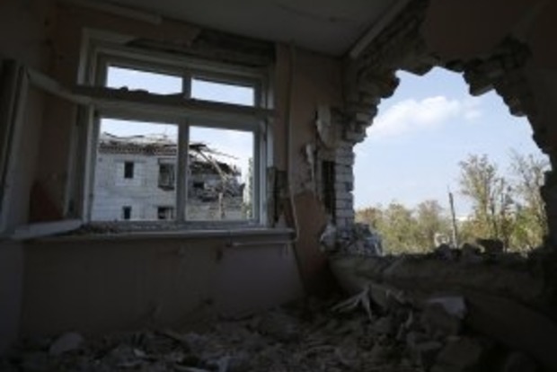 В Марьинке снаряд боевиков попал в дом мирных жителей