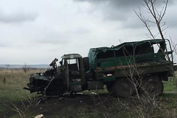На Донбассе подорвался военный автомобиль, есть жертвы