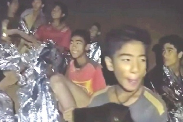 У Таїланді із затопленої печери вибралися перші діти