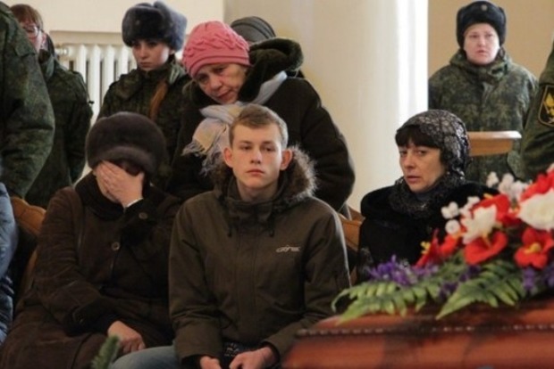 В оккупированном Луганске бюджетников, угрожая увольнением, согнали на похороны боевика