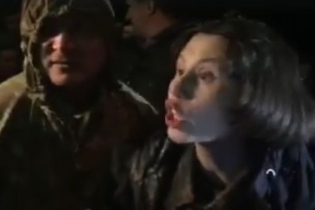 Активисты блокады дали пощечину и забросали яйцами депутата Черновол‍