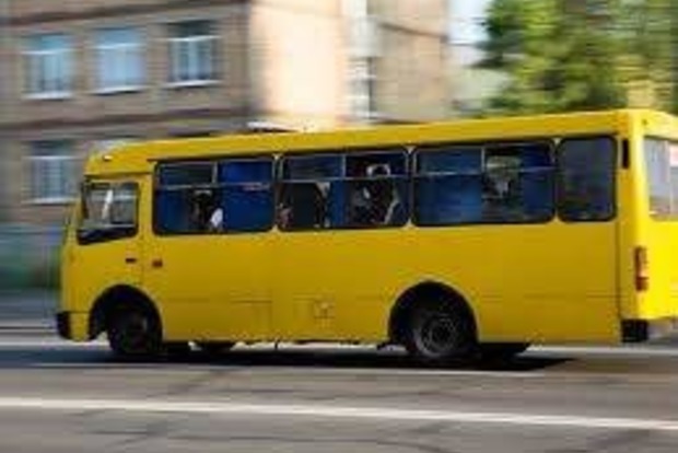 У Києві водій маршрутки напав на школярку. Відео
