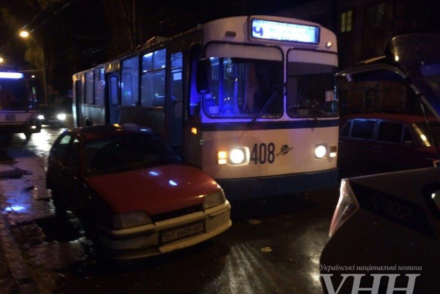 В Херсоне произошло двойное ДТП с участием трех авто и троллейбуса