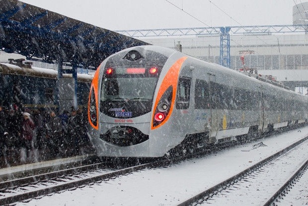В Украине из-за снегопадов задерживаются около 30 поездов
