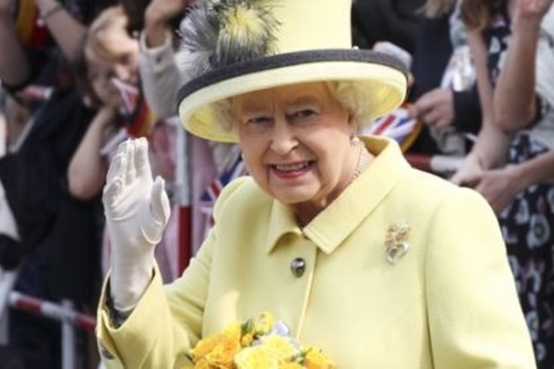 Королева Англии перенесла операцию на глазах