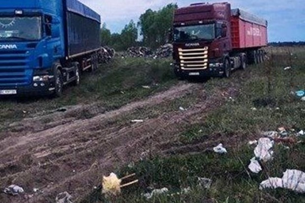 Жители села под Киевом чуть не побили водителей грузовиков, выгружавших «львовский мусор»