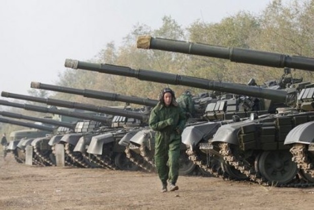Тревожные новости с Донбасса: боевики стянули десятки танков и «Грады»