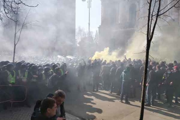 У Києві на акції протесту під Адміністрацією президента почалися зіткнення