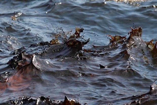 Около Севастополя произошла авария, в море потекли нефтепродукты