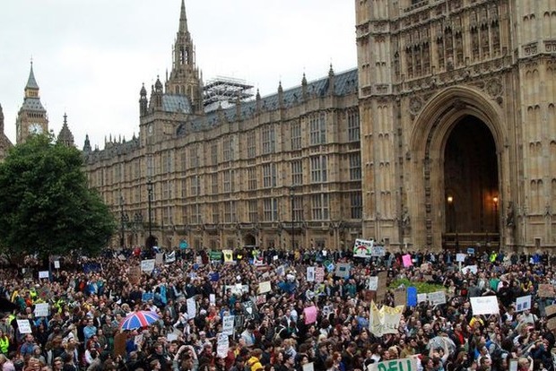 Накануне дебатов о выходе из ЕС тысячи британцев вышли на митинги