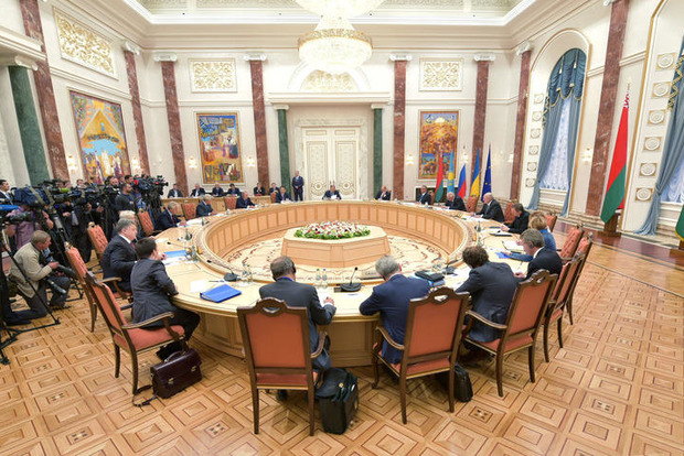 Россия в Минске настаивает на введении особого статуса Донбасса