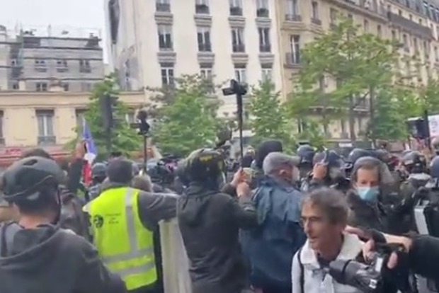 В Париже демонстрантов разгоняют слезоточивым газом