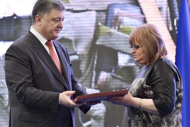 Порошенко вручил «Золотую Звезду» Героя Украины вдове погибшего бойца АТО