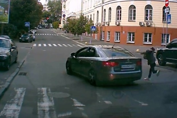 У Києві водій збив дівчинку на переході і втік