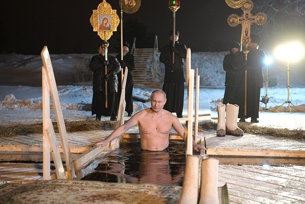 Як Путін топив у собі сатану. Вперше росіянам показали водохресне купання їхнього президента