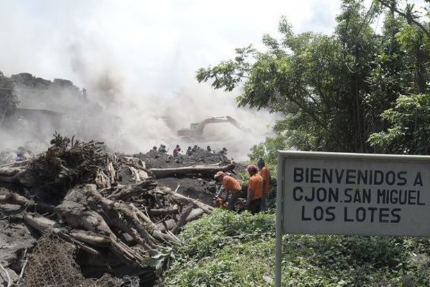 Сжирает целые поселения: Количество жертв извержения вулкана в Гватемале растет