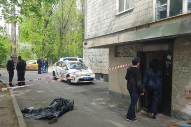 В Киеве мужчина упал с девятого этажа