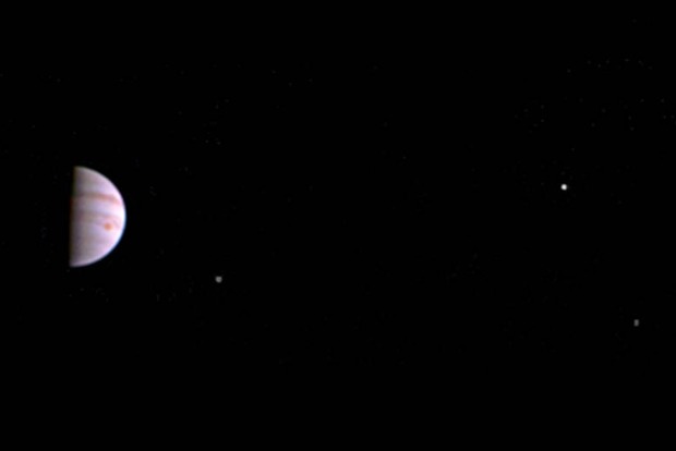 Juno передал первое фото Юпитера (фото)