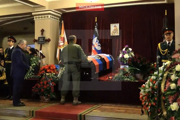 Захарченко пришел последний раз посмотреть на Гиви в гробу‍