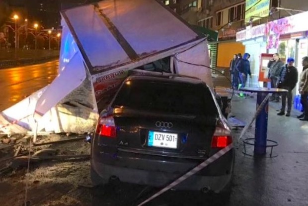 Пьяная женщина на Audi снесла три киоска с шаурмой в Киеве
