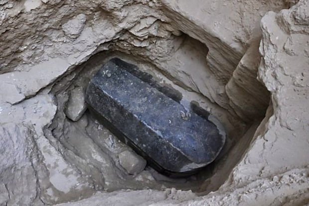 В Египте нашли таинственный черный гроб для великана
